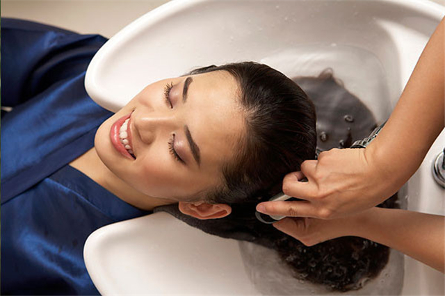 怎么用洗发水洗头才能让头发变顺,头发刚沾水怎么洗