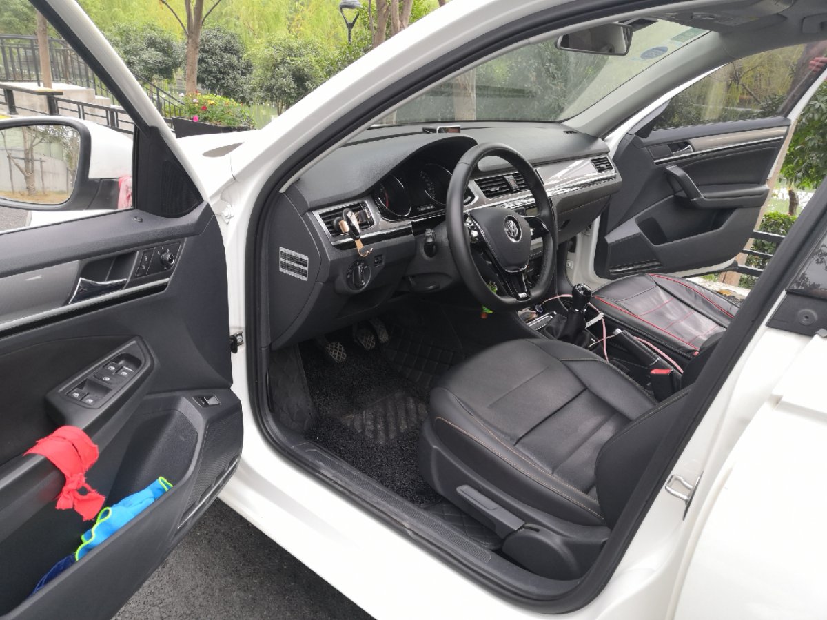 7万买开了5年的二手车值得吗,7万5的裸车开了一年半能卖多少钱