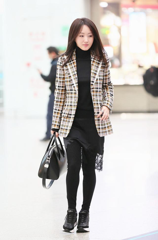 杨钰莹穿白色西装裙配驴蹄鞋,杨钰莹格子西装外套搭配