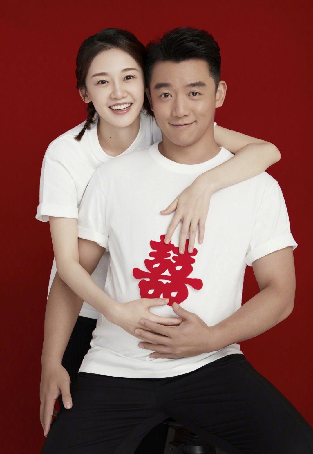 郑恺苗苗机场秀恩爱,郑恺苗苗婚后花式秀恩爱