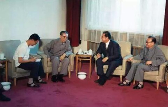 周恩来最后一个春节，病情恶化做完大手术，挂念患病的矿工和学者