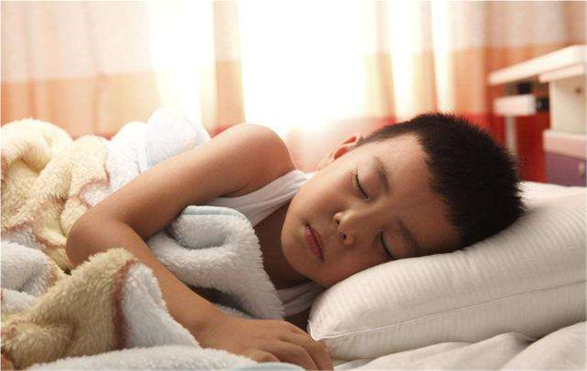 怎样正确引导孩子分床睡,孩子不愿意分床分房睡怎么解决