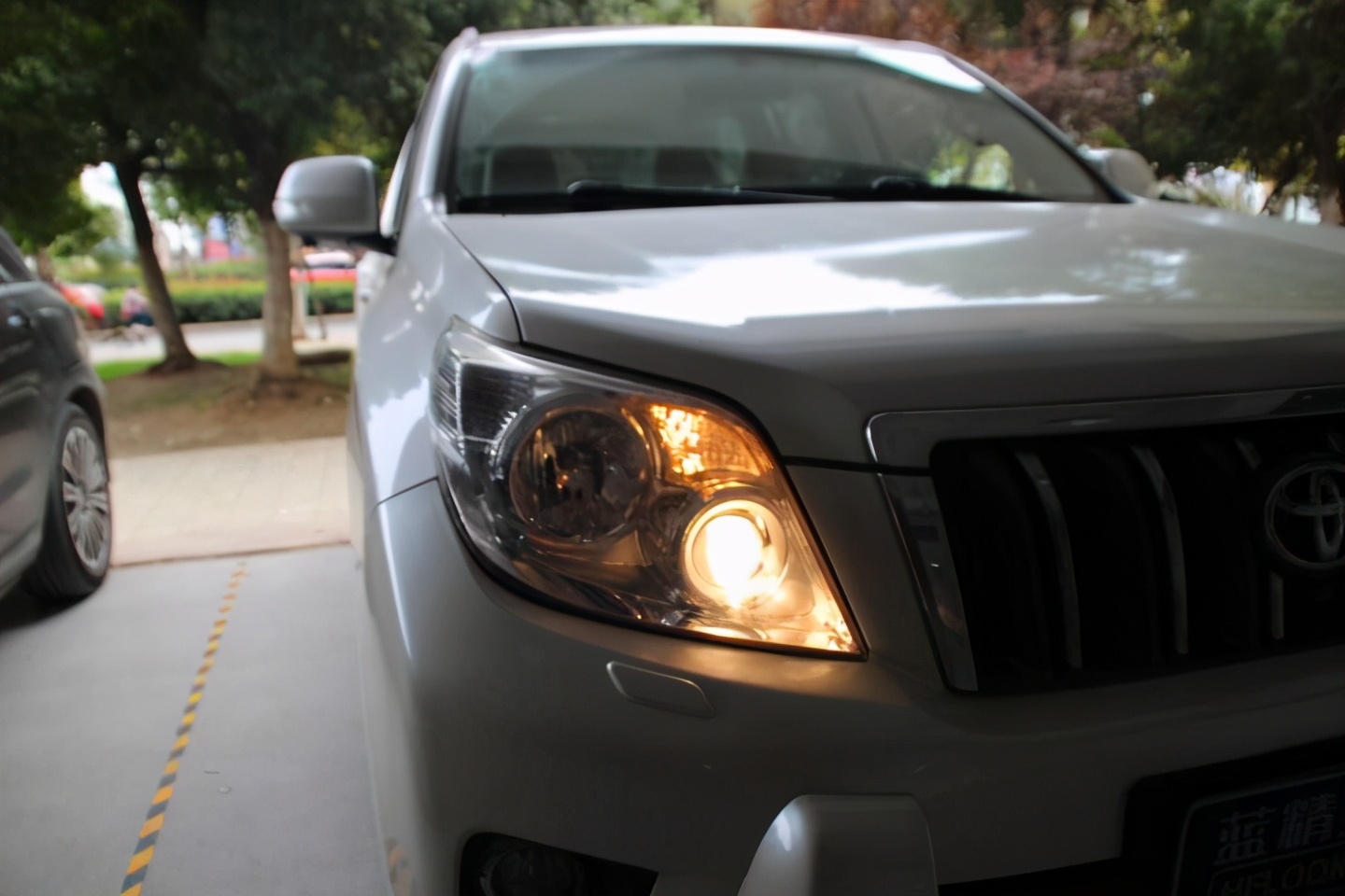 丰田普拉多改led透镜需要解码么,丰田普拉多led透镜大灯改装教程