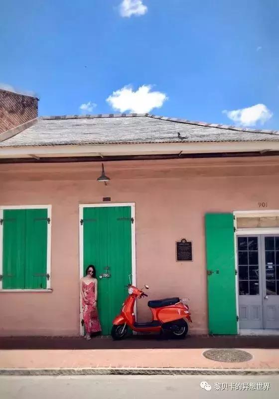 她们穿的连衣裙,她们穿的花裙子