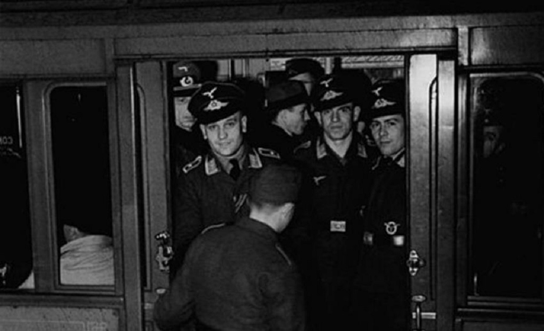 笼罩在*国亡**阴云下的巴黎市民，和他们不见天日的真实生活