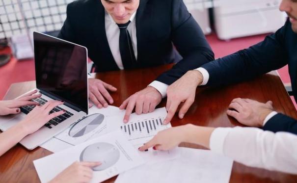 经理跟员工讲狼性文化,让企业员工更具备狼性