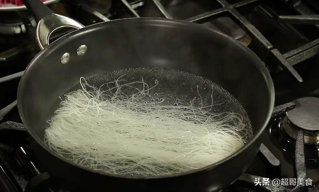 星洲炒米粉做法分享，火爆港式茶餐厅的菜，味道一流