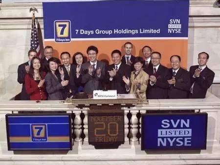 乐百氏的创始人叫何伯权,乐百氏董事长何伯权