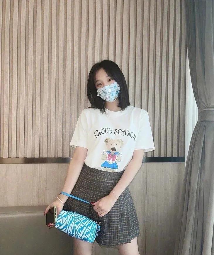 三里屯偶遇大幂幂,杨幂和闺蜜在三里屯逛街遭搭讪