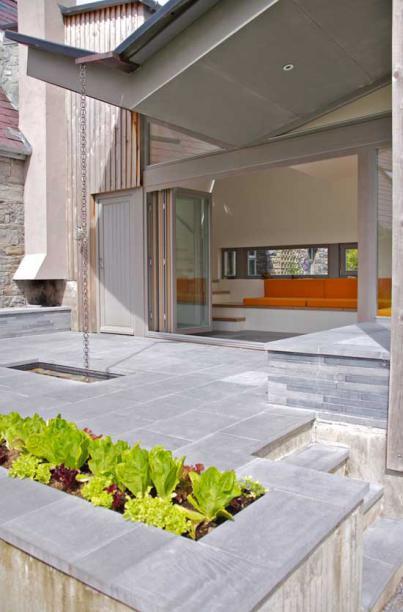 国外房子不装雨水管,只挂一根雨链就可以排水,而且快