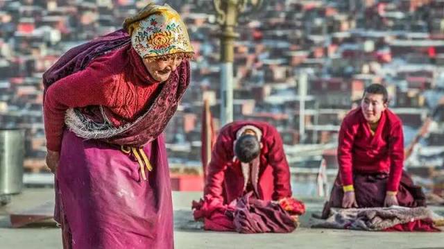 色达下雪了红白交织,色达下雪了图片大全