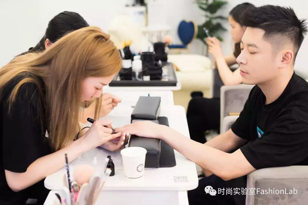 我应该给这些被骗来做美甲的男生道个歉