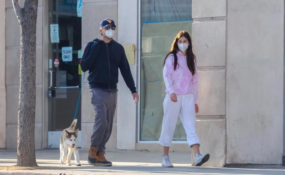 小李子女友遛狗,小李子带女友出席