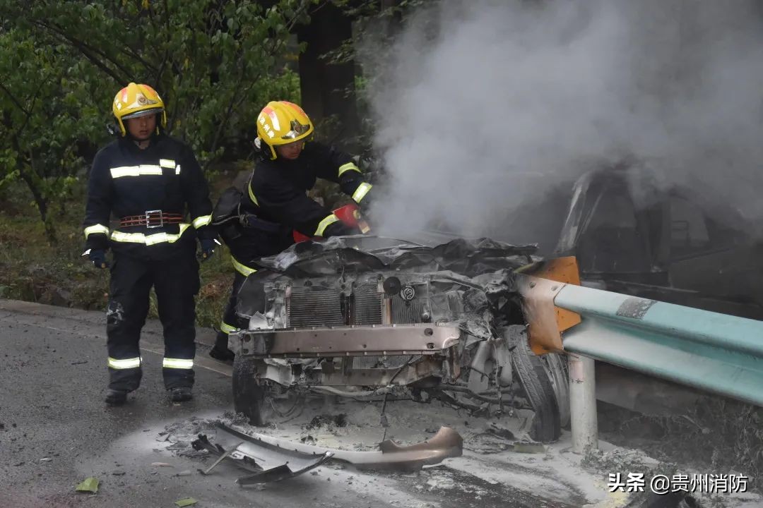 两车相撞冒烟燃烧完整版,两车相撞现场燃起了大火
