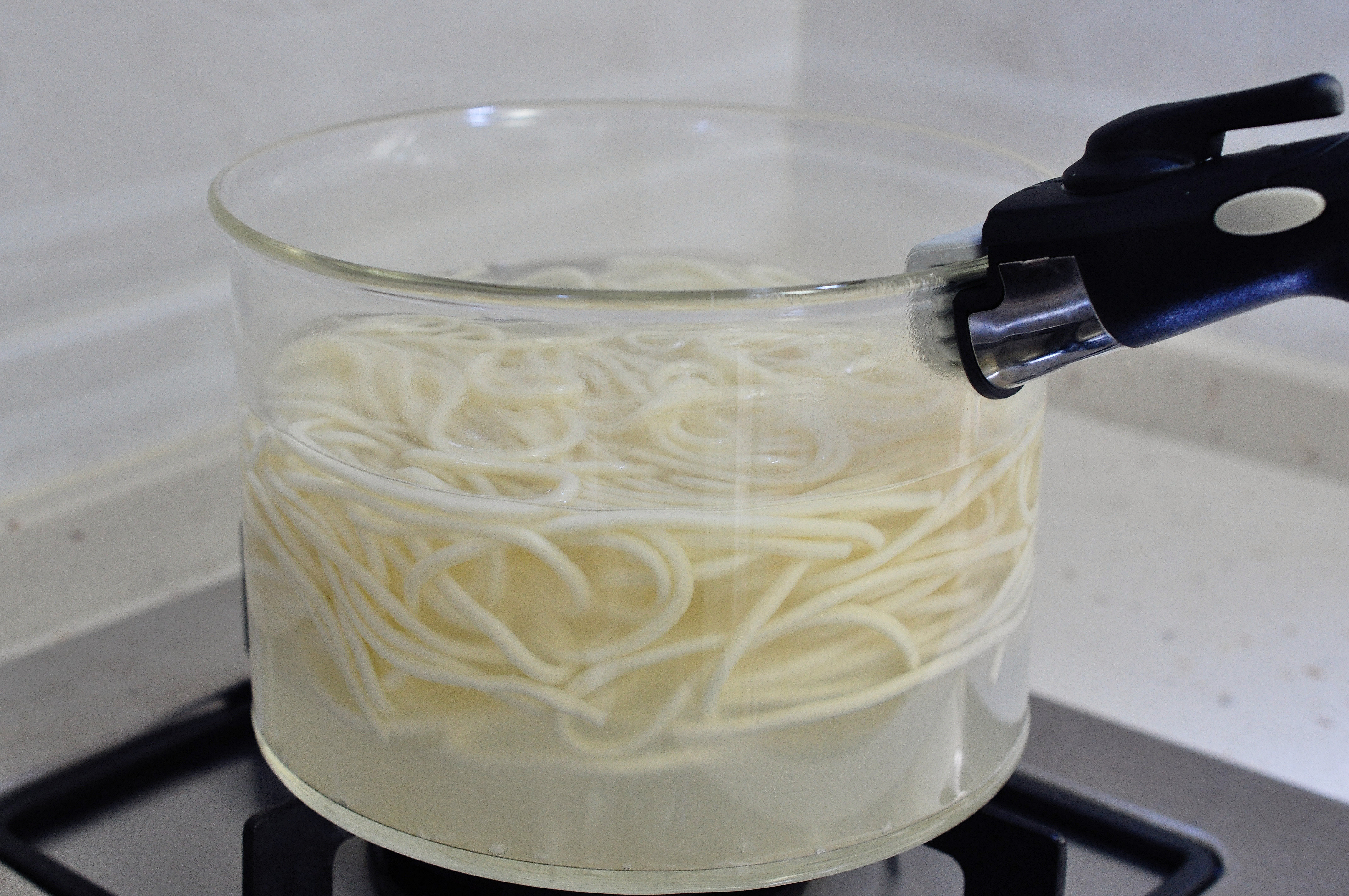 煮面条开水下锅还是冷水下锅,煮面条应该开水下锅还是冷水下锅