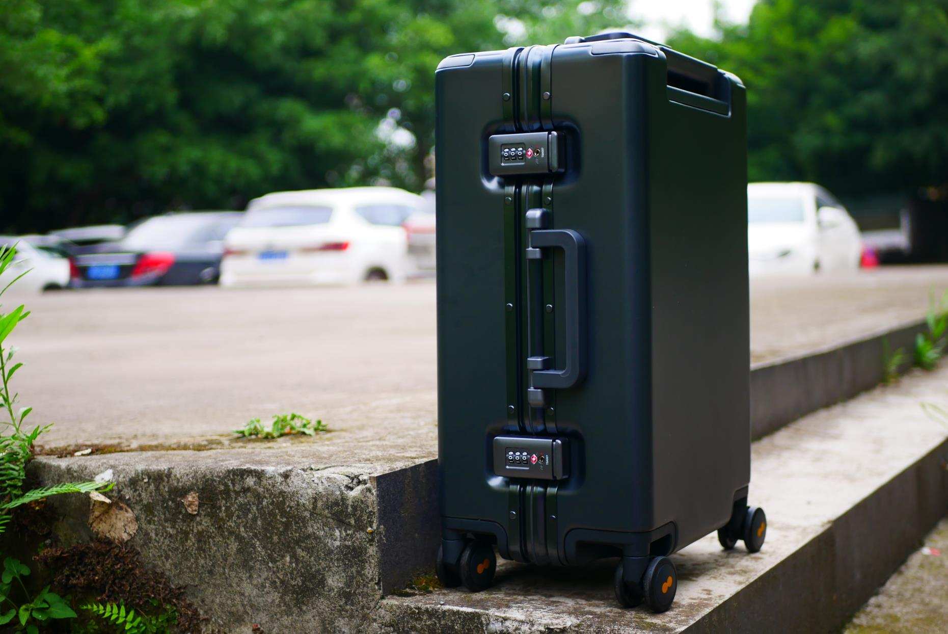 地平线8号20寸登机箱黑色,地平线8号经典系列行李箱测评