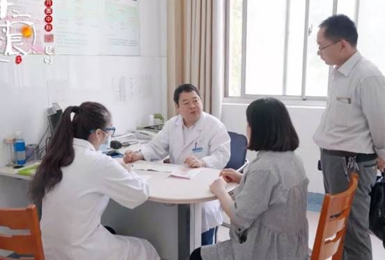 脚指甲变厚变黄空心是灰指甲吗,指甲变厚是灰指甲的前兆