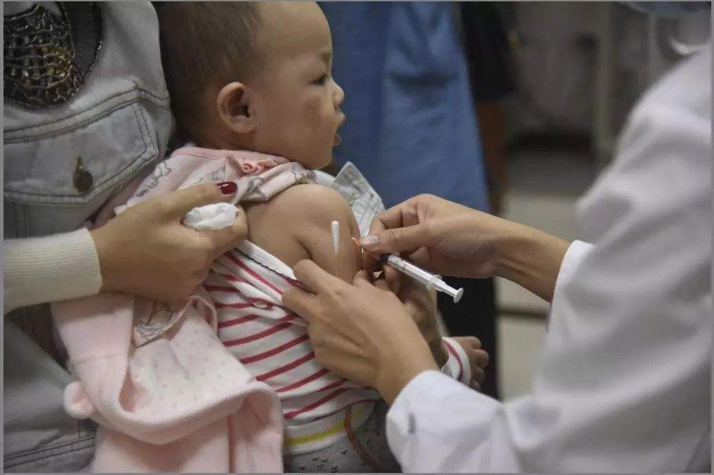 新生儿预防针自费的哪些有必要打,新生儿打预防针醒着好还是睡着好