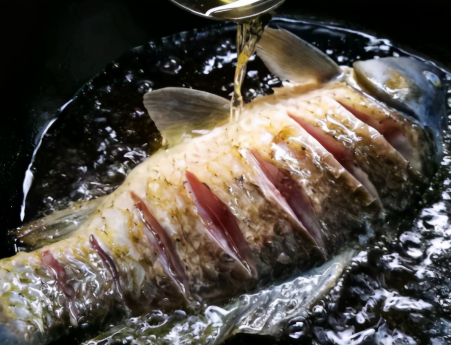 炖鱼应少放或不放酱油才好吃,炖鱼时万万别用酒和醋去腥