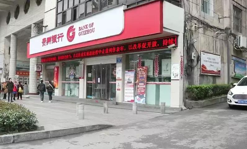 惊险男孩奔跑过马路险酿成事故,毕节男孩过马路突然奔跑被撞