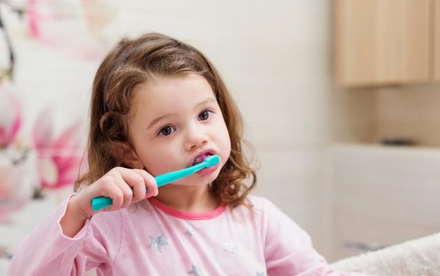 宝宝不肯刷牙发脾气,孩子不爱刷牙爸爸怎么去引导