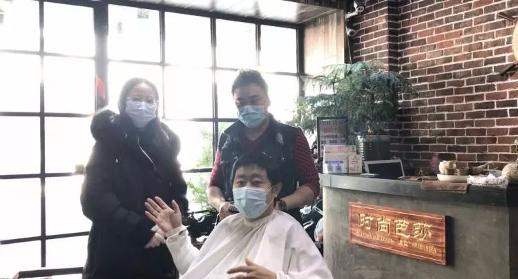 头发太长理发店不开门,头发太长去理发店找理发师剪头