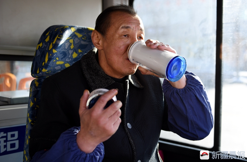 从“大通道”到新能源车37年老公交人见证乌鲁木齐公交发展