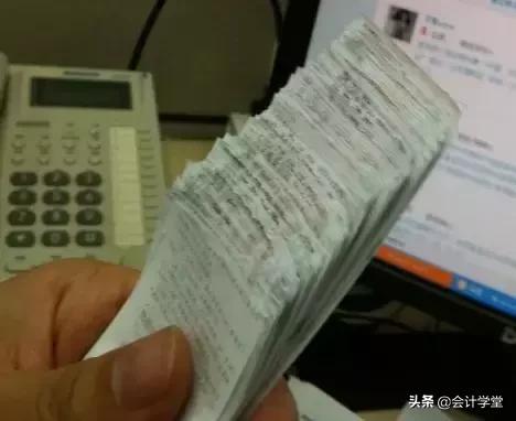 会计如何快速粘贴大叠发票,如何贴发票凭证方法示意图