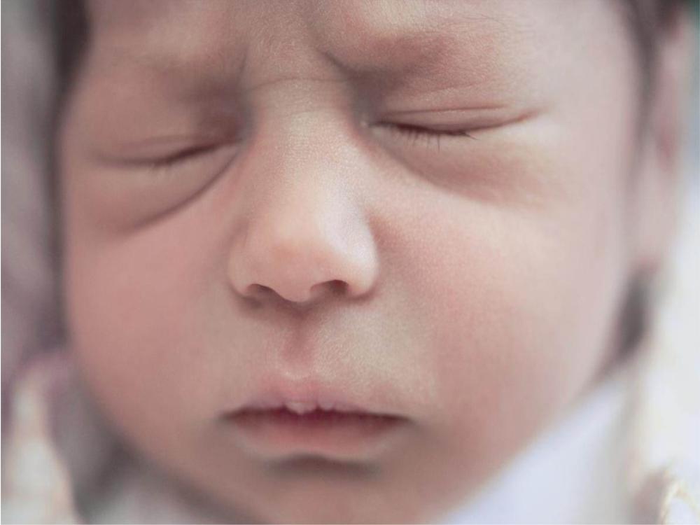 新生宝宝样子,刚出生的宝宝一个月模样的变化