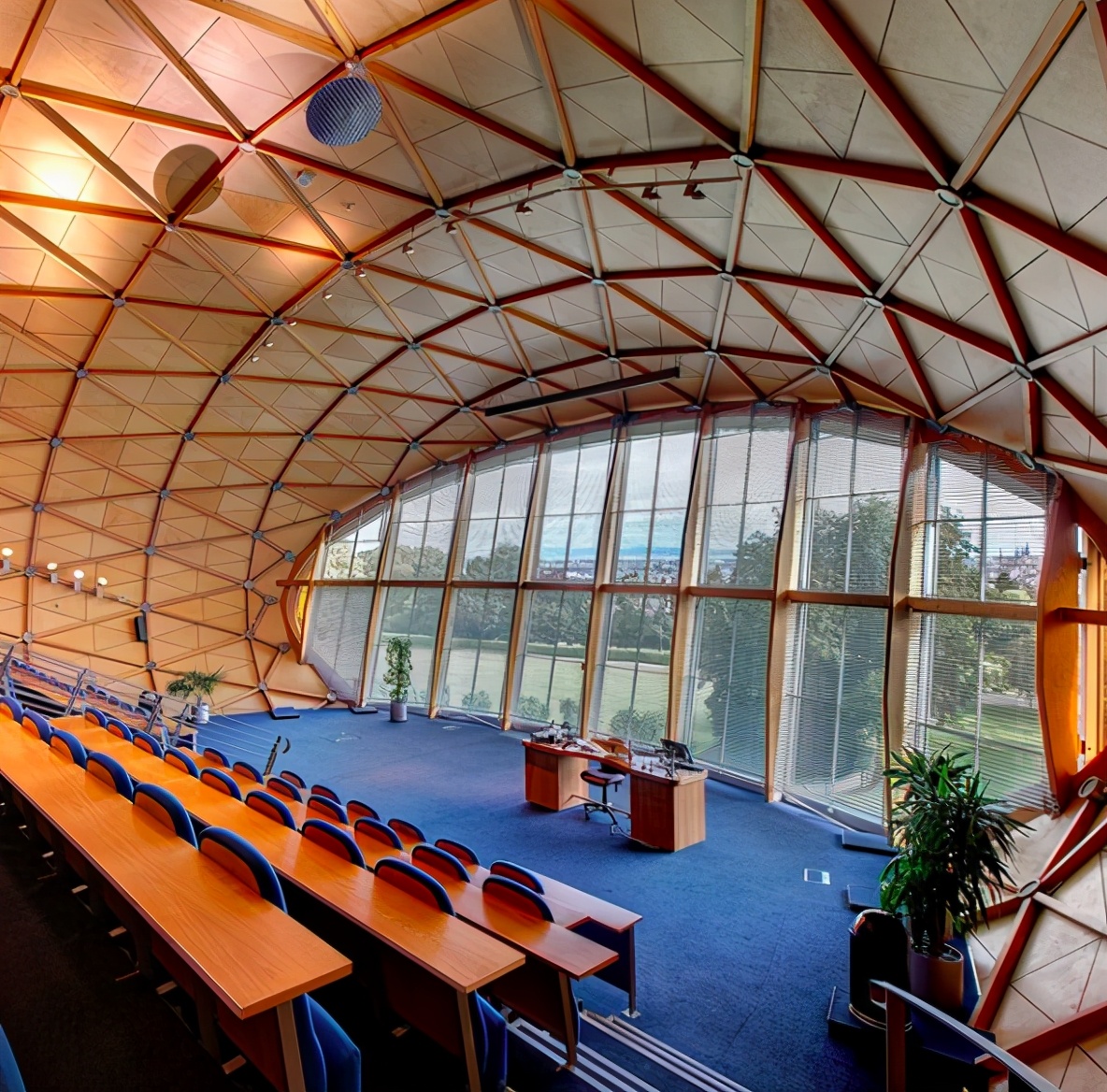 英国爱丁堡龙比亚大学,英国龙比亚大学