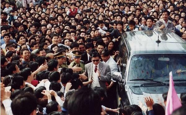 排场这么大、敢抢寿星名导的风头？拒绝与周星驰和解的他有何底气