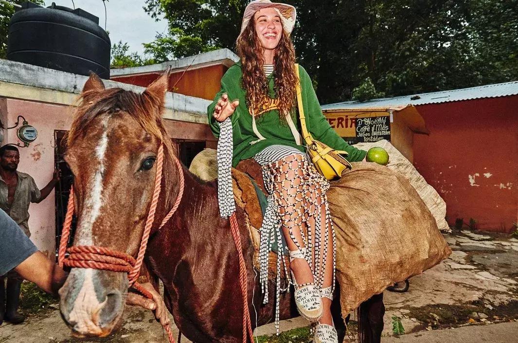 从全世界最会戴帽子的女人身上,学习一点「帽子戏法」