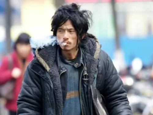 微信群捡漏，穷哥们变阔少，公园顺藤摸瓜，真相大白老公有智慧