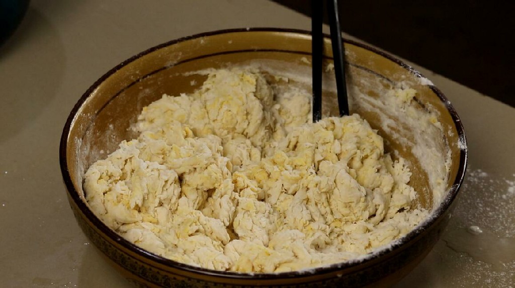 炸油条好吃又软和的做法,炸油条酥脆松软教学