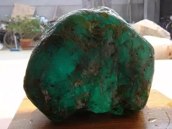 见惯了宝玉石，它的原石长啥样？有些毫不起眼，捡到千万别丢……