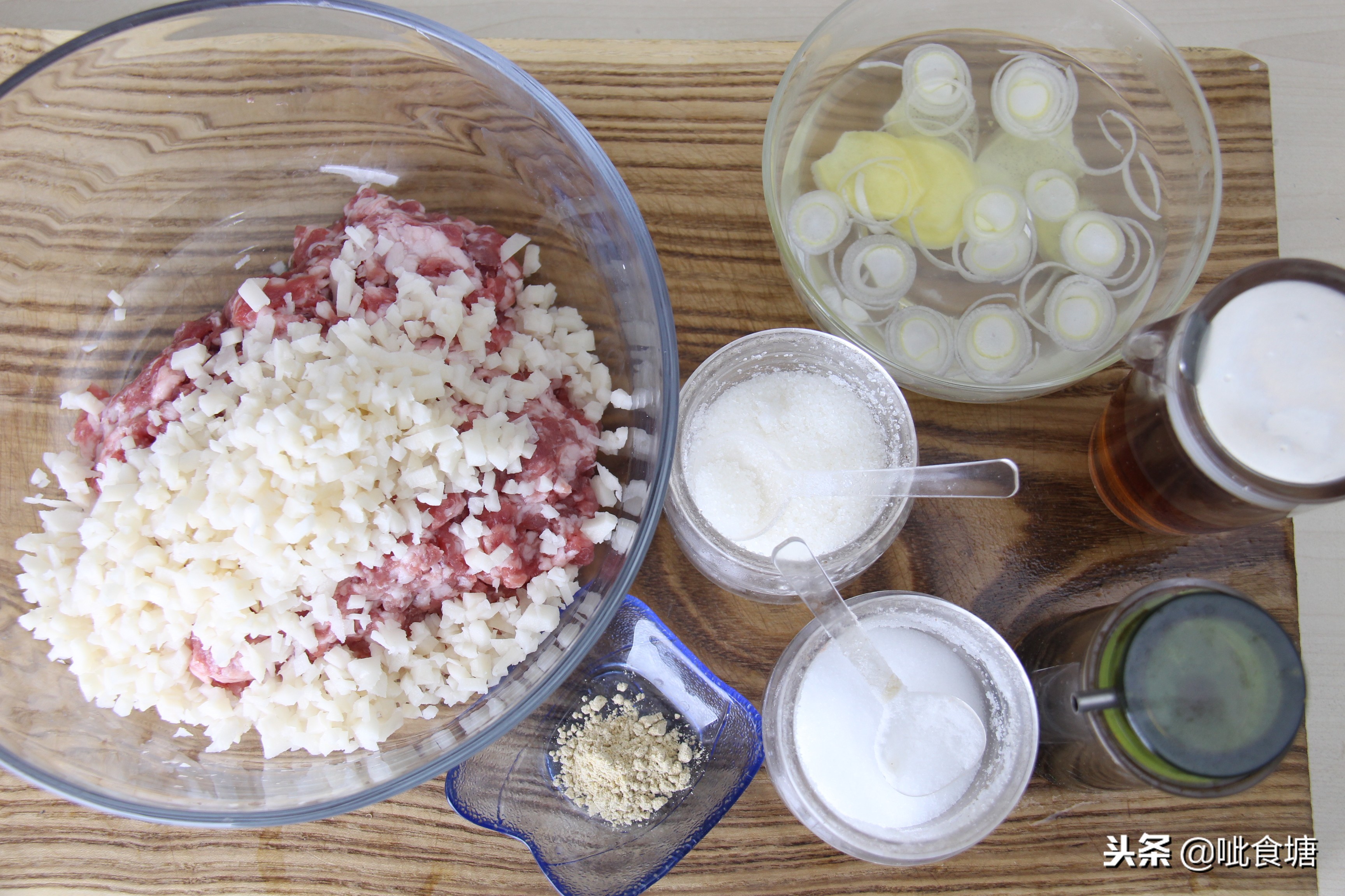 四喜丸子与红烧狮子头的区别,四喜丸子红烧狮子头是炖还是蒸