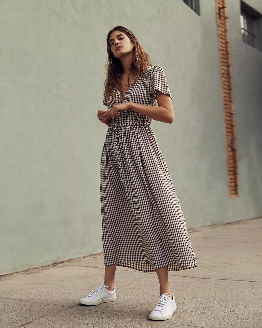 时尚流行减龄的穿法大码,运动鞋搭配裙装这种造型更加时髦