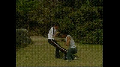 被锁喉怎么擒拿,被歹徒抓住双手怎么办