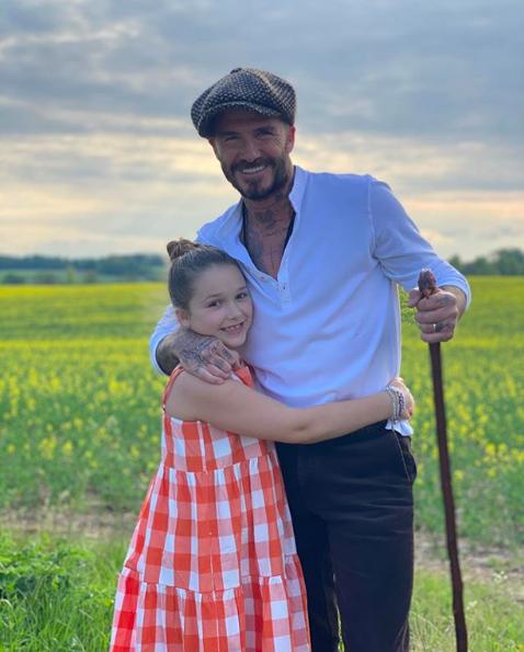 贝克汉姆小七微笑图片,贝克汉姆晒和小七对嘴亲亲合照