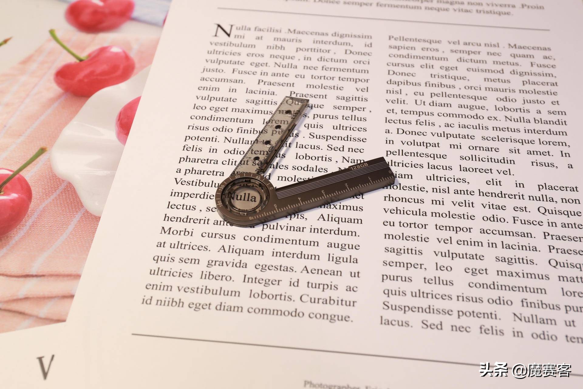 成年人的写字桌,成年人桌面书架