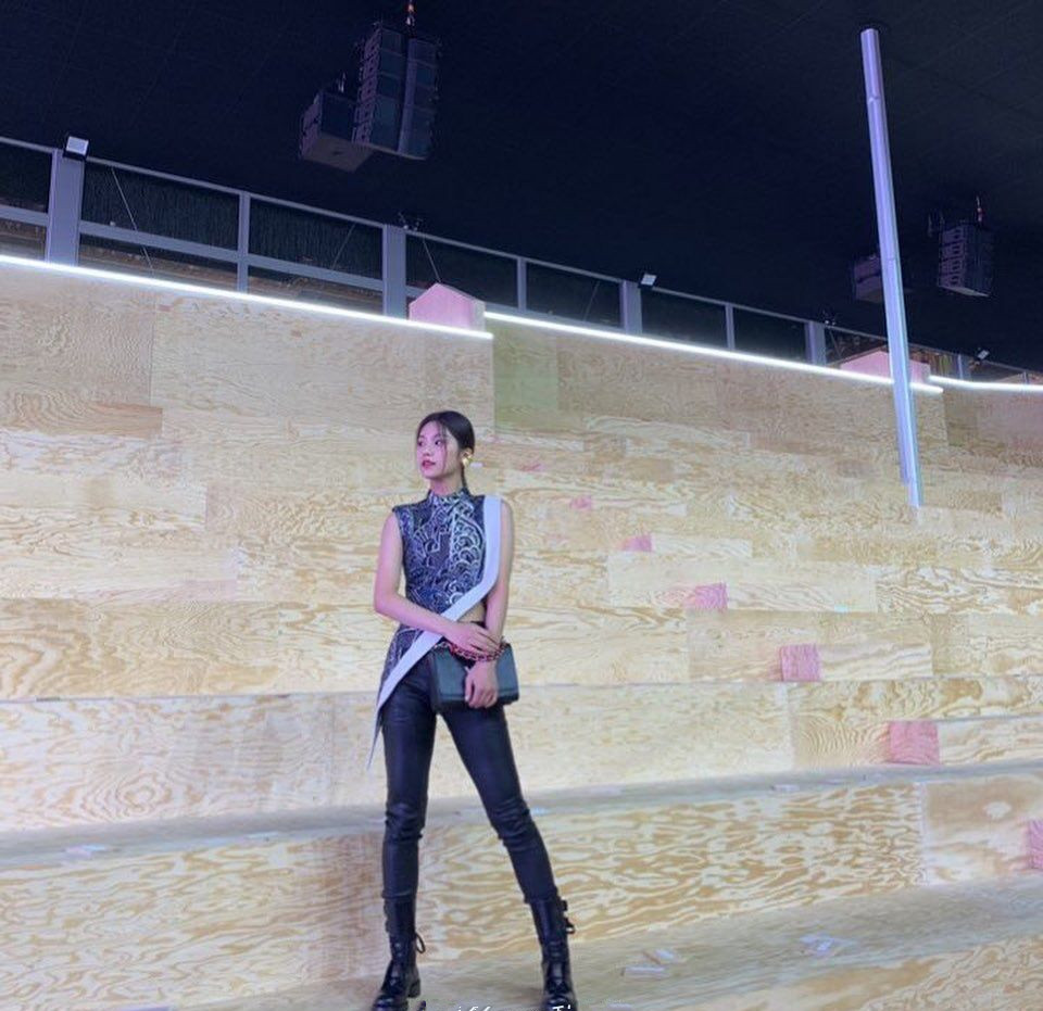 “猫系长相”黄礼志，穿印花卫衣配骑士靴，高级脸成简单穿搭亮点