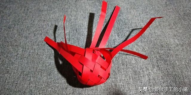 用折星星的纸条做灯笼,用纸条折红红的小灯笼