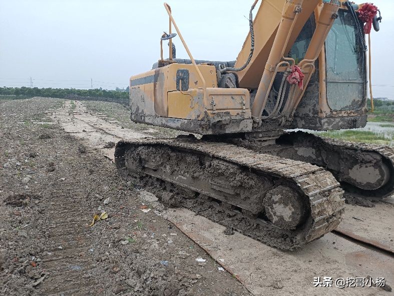 开挖机月入过万真的吗,你们觉得开挖机挣钱吗