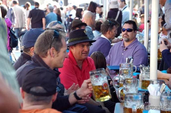 酒后骑车摔了一起喝酒的有责任吗,酒后出事共饮者责任法律规定