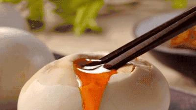 李佳琦安利过的零食界的新晋顶流 、快速通向中产的阶梯：咸蛋黄