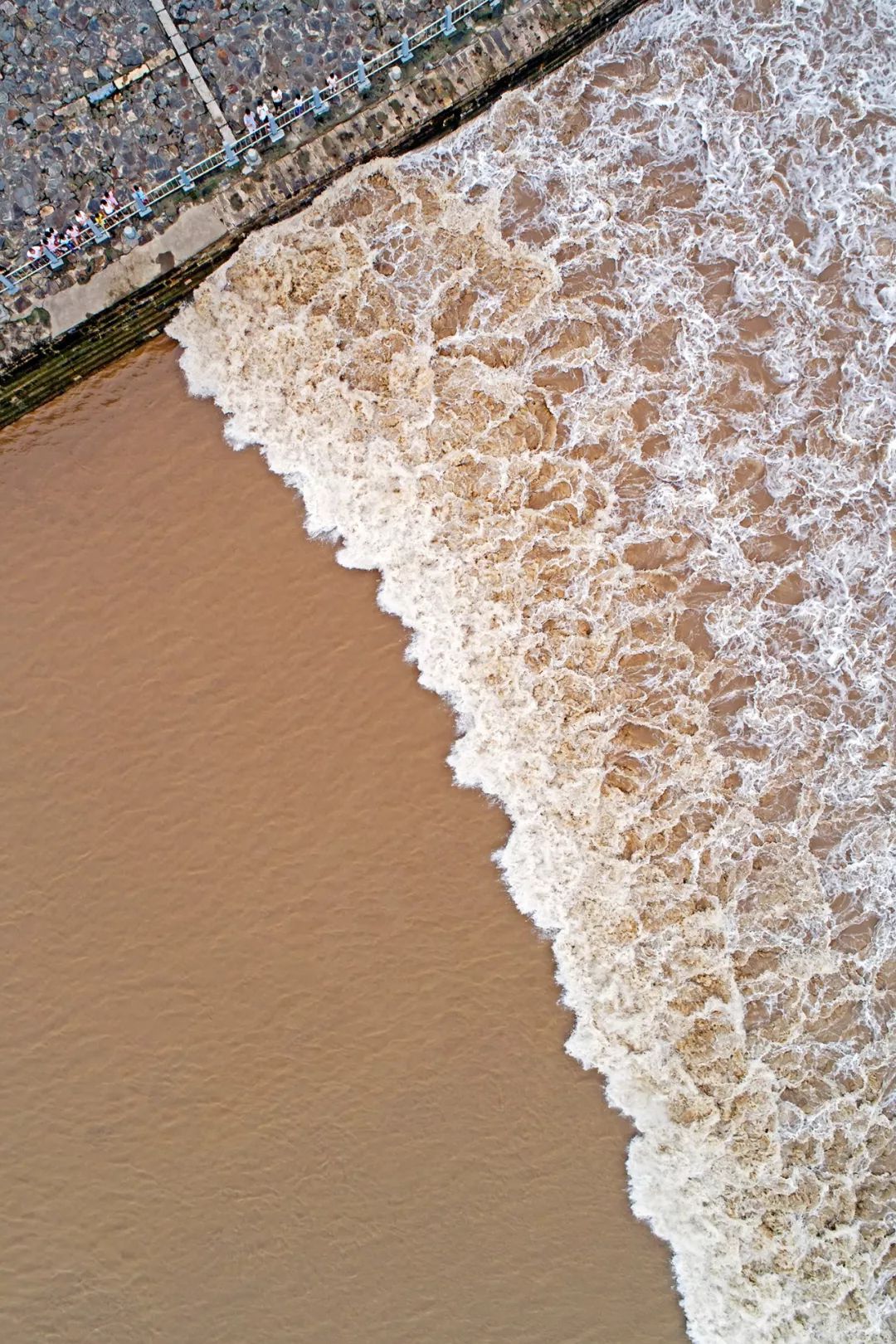 流浪地球：月球，爱你1000000万年