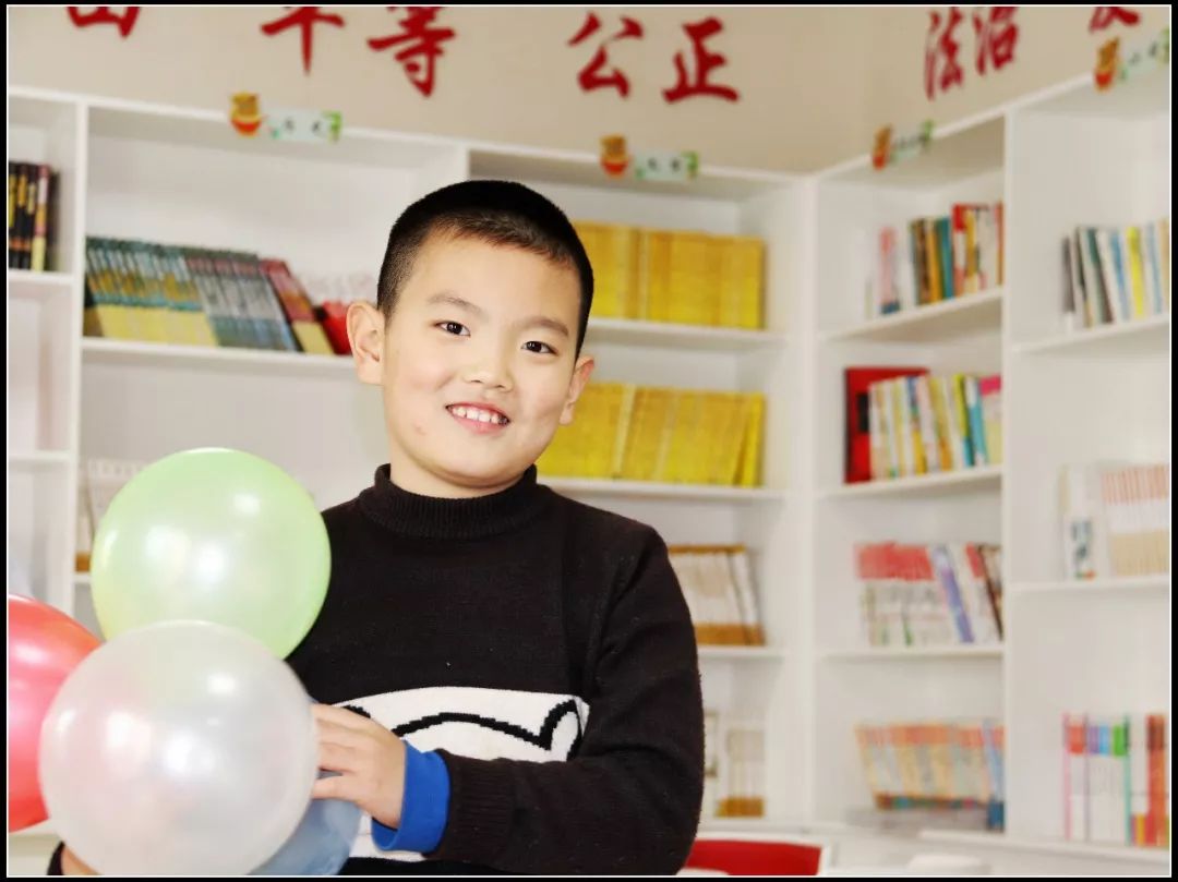 为社区留守儿童辅导功课,心系留守儿童关爱他们成长