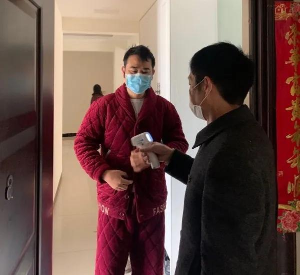 医护人员奔赴抗疫一线,带着家人一起踏上旅途