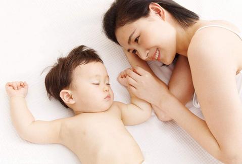 家有色娃怎么办？睡觉总摸妈妈隐私部位！网友：不能惯！