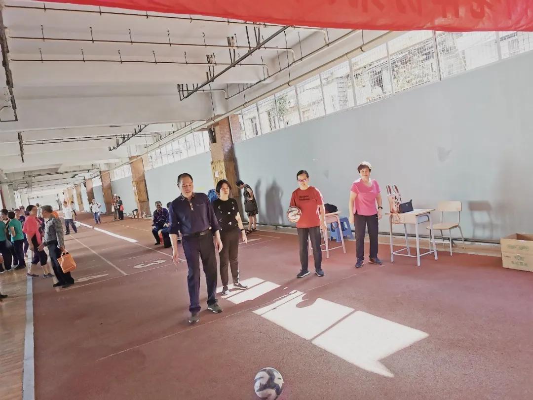 厦门六中老体协、退教协分会举行第六届退休教师趣味运动会暨气排球表演赛